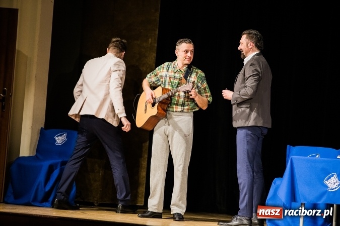 Zdjęcie w galerii na portalu naszraciborz.pl: Kabaret Młodych Panów bawił w RCK wiadomości z regionu