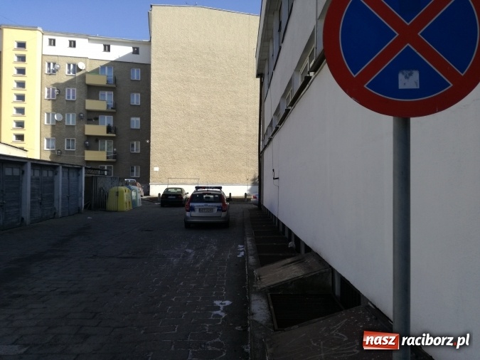 Zdjęcie w galerii na portalu naszraciborz.pl: Radiowóz na zakazie. List czytelnika, szybka reakcja komendy  wiadomości z regionu