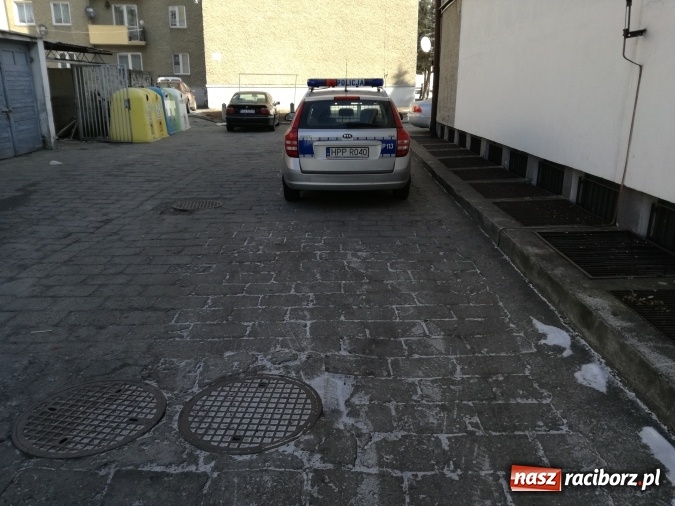 Zdjęcie w galerii na portalu naszraciborz.pl: Radiowóz na zakazie. List czytelnika, szybka reakcja komendy  wiadomości z regionu