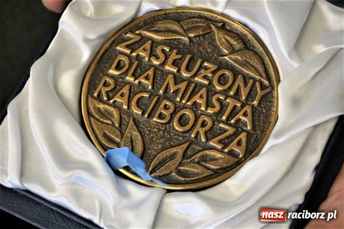Zdjęcie w galerii na portalu naszraciborz.pl: Przyznano odznaczenia zasłużonym dla Miasta Raciborza wiadomości z regionu