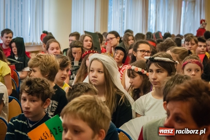 Zdjęcie w galerii na portalu naszraciborz.pl: Święto Patronów w Szkole Podstawowej nr 18 im. Książąt Raciborskich wiadomości z regionu