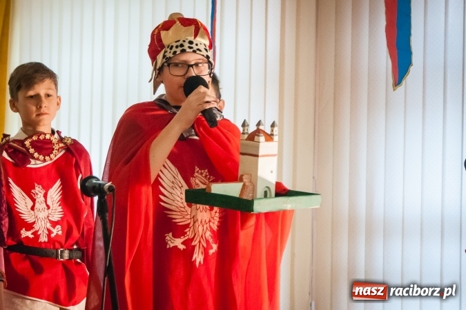 Zdjęcie w galerii na portalu naszraciborz.pl: Święto Patronów w Szkole Podstawowej nr 18 im. Książąt Raciborskich wiadomości z regionu