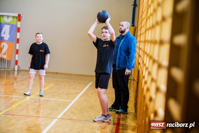 Zdjęcie w galerii na portalu naszraciborz.pl: Mini koszykówka chłopców szkół podstawowych wiadomości z regionu