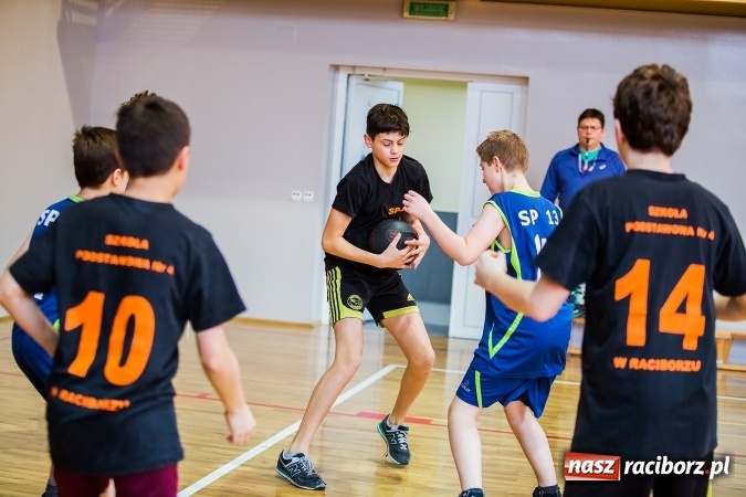 Zdjęcie w galerii na portalu naszraciborz.pl: Mini koszykówka chłopców szkół podstawowych wiadomości z regionu