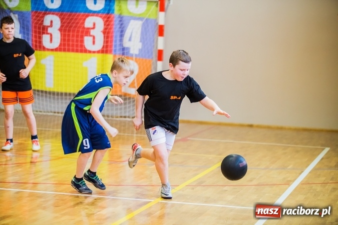 Zdjęcie w galerii na portalu naszraciborz.pl: Mini koszykówka chłopców szkół podstawowych wiadomości z regionu