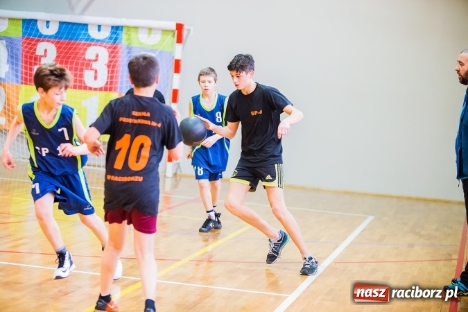 Zdjęcie w galerii na portalu naszraciborz.pl: Mini koszykówka chłopców szkół podstawowych wiadomości z regionu