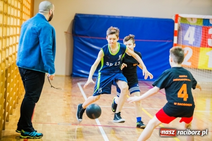 Zdjęcie w galerii na portalu naszraciborz.pl: Mini koszykówka chłopców szkół podstawowych wiadomości z regionu