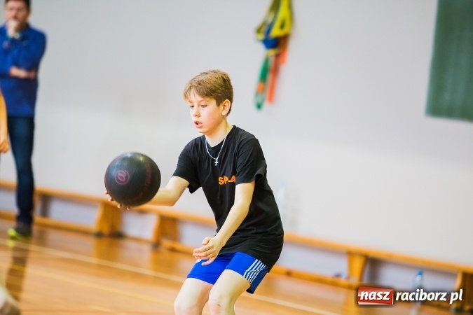 Zdjęcie w galerii na portalu naszraciborz.pl: Mini koszykówka chłopców szkół podstawowych wiadomości z regionu