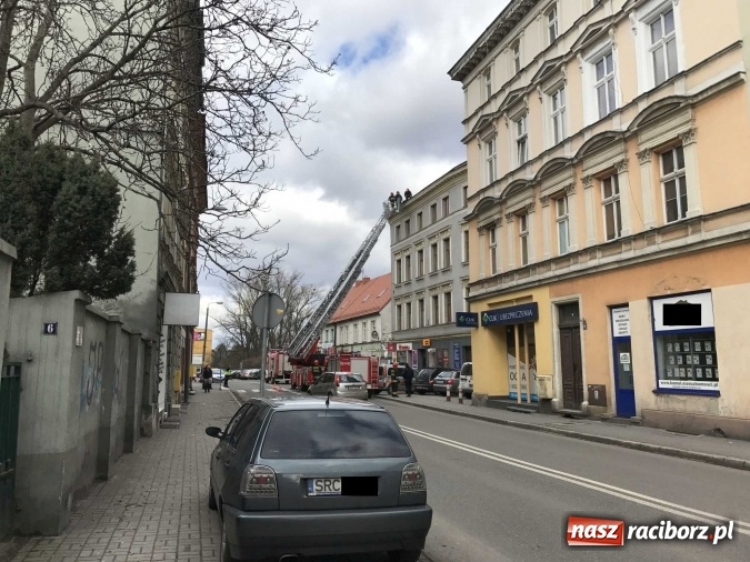 Zdjęcie w galerii na portalu naszraciborz.pl: Fragment pokrycia dachu na Londzina zagrażał przechodniom  wiadomości z regionu