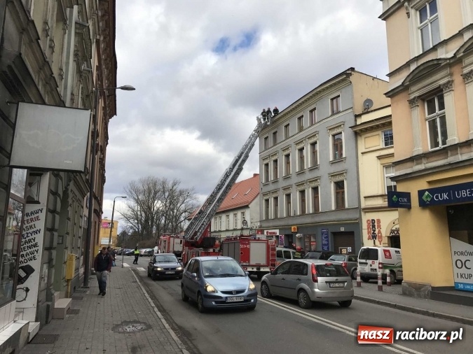 Zdjęcie w galerii na portalu naszraciborz.pl: Fragment pokrycia dachu na Londzina zagrażał przechodniom  wiadomości z regionu