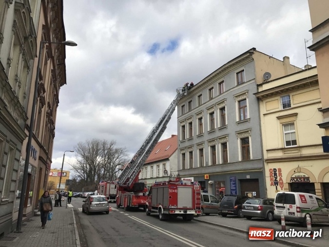 Zdjęcie w galerii na portalu naszraciborz.pl: Fragment pokrycia dachu na Londzina zagrażał przechodniom  wiadomości z regionu