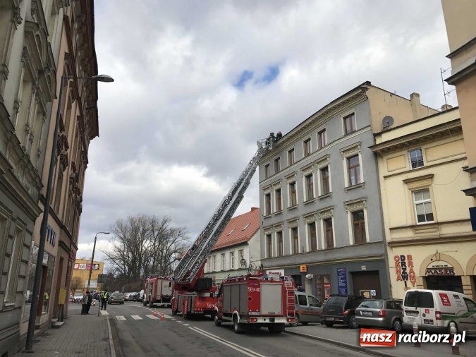 Zdjęcie w galerii na portalu naszraciborz.pl: Fragment pokrycia dachu na Londzina zagrażał przechodniom  wiadomości z regionu