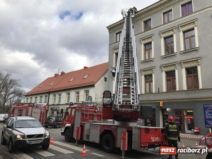 Zdjęcie w galerii na portalu naszraciborz.pl: Fragment pokrycia dachu na Londzina zagrażał przechodniom  wiadomości z regionu