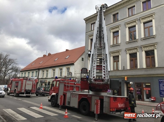 Zdjęcie w galerii na portalu naszraciborz.pl: Fragment pokrycia dachu na Londzina zagrażał przechodniom  wiadomości z regionu