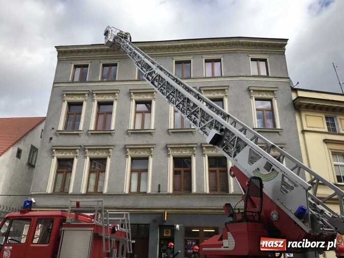 Zdjęcie w galerii na portalu naszraciborz.pl: Fragment pokrycia dachu na Londzina zagrażał przechodniom  wiadomości z regionu