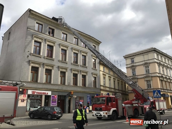 Zdjęcie w galerii na portalu naszraciborz.pl: Fragment pokrycia dachu na Londzina zagrażał przechodniom  wiadomości z regionu