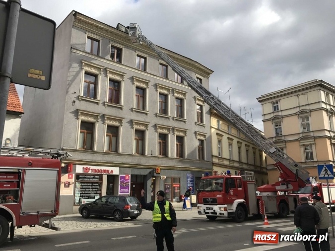 Zdjęcie w galerii na portalu naszraciborz.pl: Fragment pokrycia dachu na Londzina zagrażał przechodniom  wiadomości z regionu