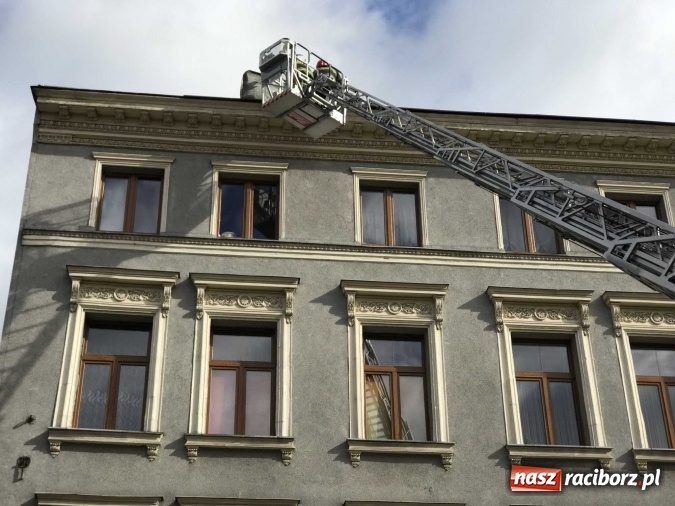 Zdjęcie w galerii na portalu naszraciborz.pl: Fragment pokrycia dachu na Londzina zagrażał przechodniom  wiadomości z regionu