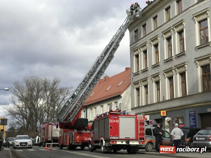 Zdjęcie w galerii na portalu naszraciborz.pl: Fragment pokrycia dachu na Londzina zagrażał przechodniom  wiadomości z regionu