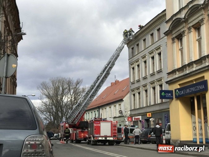 Zdjęcie w galerii na portalu naszraciborz.pl: Fragment pokrycia dachu na Londzina zagrażał przechodniom  wiadomości z regionu