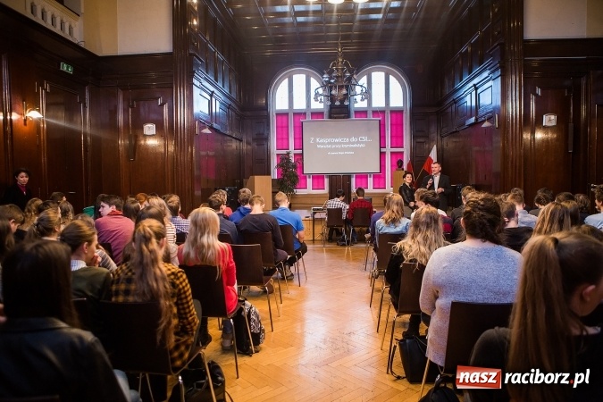 Zdjęcie w galerii na portalu naszraciborz.pl: Z Kasprowicza do CSI. Spotkanie z kryminalistykiem w I LO wiadomości z regionu