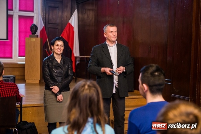 Zdjęcie w galerii na portalu naszraciborz.pl: Z Kasprowicza do CSI. Spotkanie z kryminalistykiem w I LO wiadomości z regionu