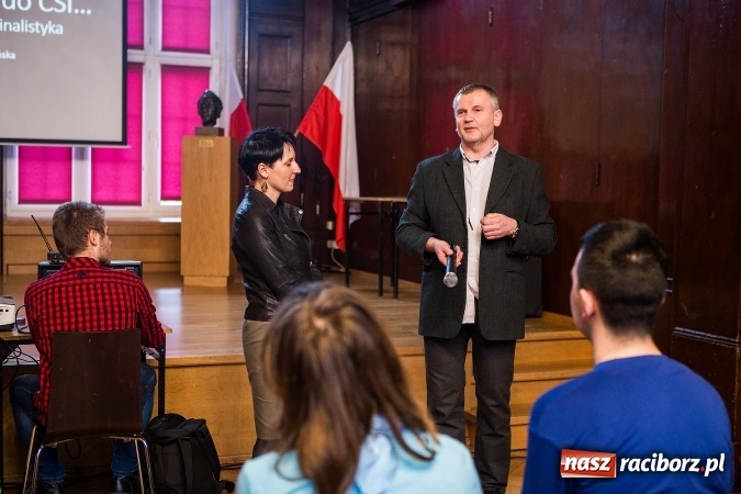 Zdjęcie w galerii na portalu naszraciborz.pl: Z Kasprowicza do CSI. Spotkanie z kryminalistykiem w I LO wiadomości z regionu