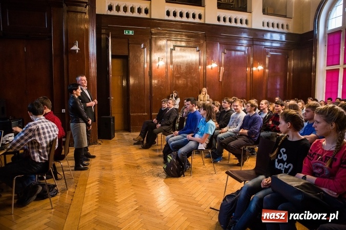 Zdjęcie w galerii na portalu naszraciborz.pl: Z Kasprowicza do CSI. Spotkanie z kryminalistykiem w I LO wiadomości z regionu