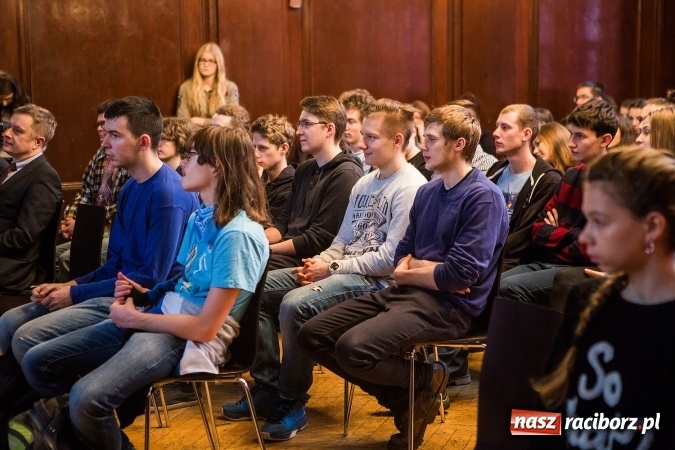 Zdjęcie w galerii na portalu naszraciborz.pl: Z Kasprowicza do CSI. Spotkanie z kryminalistykiem w I LO wiadomości z regionu