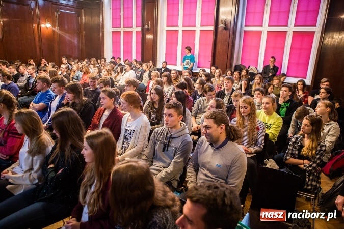 Zdjęcie w galerii na portalu naszraciborz.pl: Z Kasprowicza do CSI. Spotkanie z kryminalistykiem w I LO wiadomości z regionu