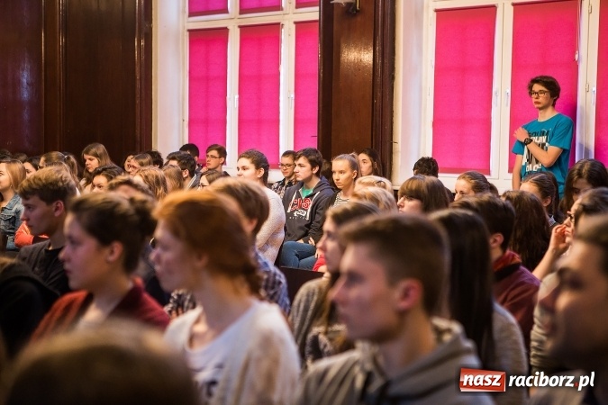 Zdjęcie w galerii na portalu naszraciborz.pl: Z Kasprowicza do CSI. Spotkanie z kryminalistykiem w I LO wiadomości z regionu