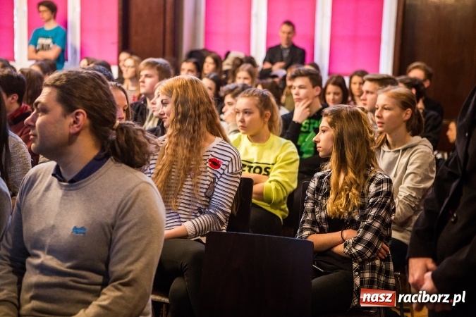 Zdjęcie w galerii na portalu naszraciborz.pl: Z Kasprowicza do CSI. Spotkanie z kryminalistykiem w I LO wiadomości z regionu