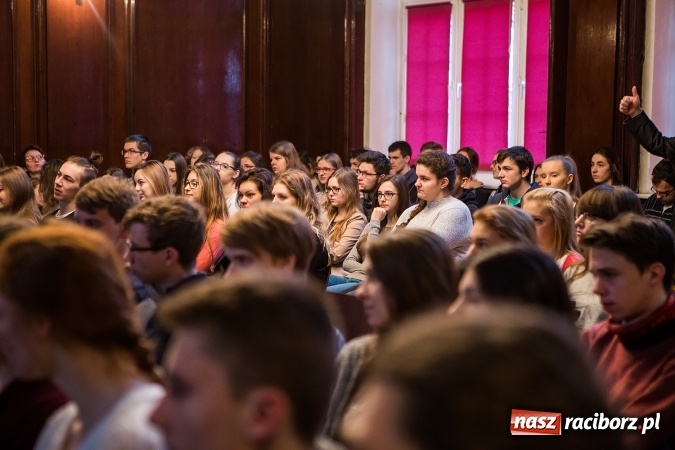 Zdjęcie w galerii na portalu naszraciborz.pl: Z Kasprowicza do CSI. Spotkanie z kryminalistykiem w I LO wiadomości z regionu