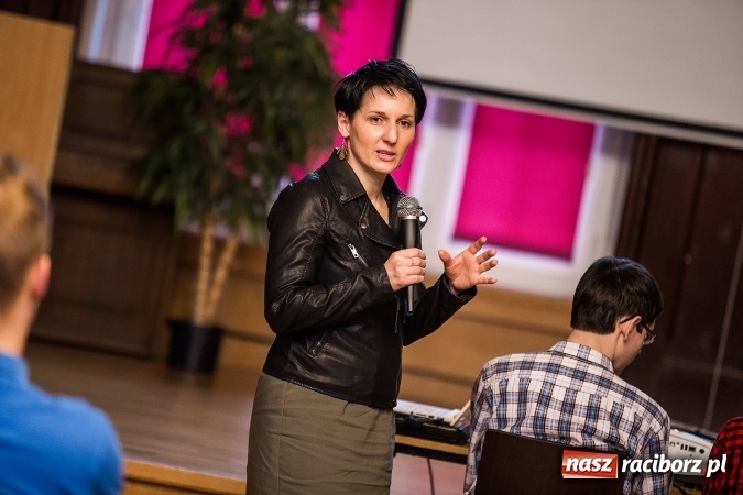 Zdjęcie w galerii na portalu naszraciborz.pl: Z Kasprowicza do CSI. Spotkanie z kryminalistykiem w I LO wiadomości z regionu