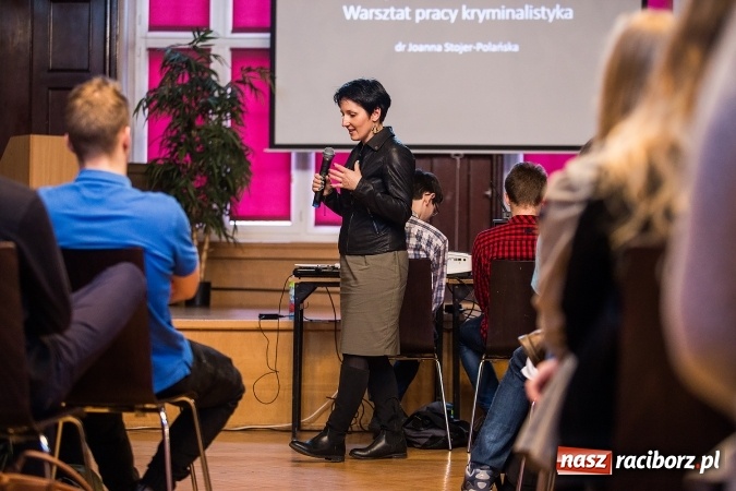 Zdjęcie w galerii na portalu naszraciborz.pl: Z Kasprowicza do CSI. Spotkanie z kryminalistykiem w I LO wiadomości z regionu