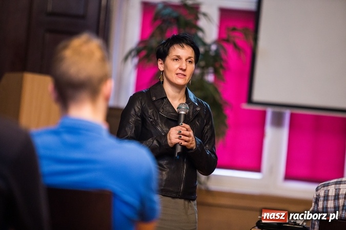 Zdjęcie w galerii na portalu naszraciborz.pl: Z Kasprowicza do CSI. Spotkanie z kryminalistykiem w I LO wiadomości z regionu