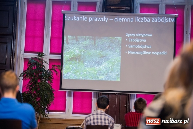 Zdjęcie w galerii na portalu naszraciborz.pl: Z Kasprowicza do CSI. Spotkanie z kryminalistykiem w I LO wiadomości z regionu