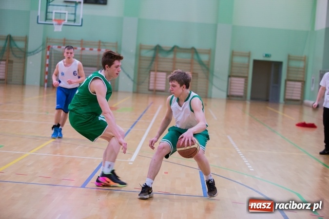 Zdjęcie w galerii na portalu naszraciborz.pl: Koszykówka chłopców szkół ponadgimnazjalnych w Arenie Rafako wiadomości z regionu