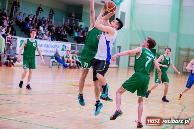 Zdjęcie w galerii na portalu naszraciborz.pl: Koszykówka chłopców szkół ponadgimnazjalnych w Arenie Rafako wiadomości z regionu