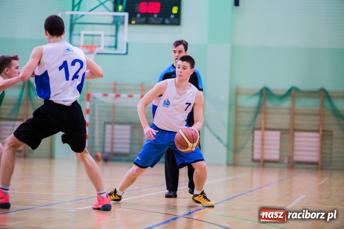Zdjęcie w galerii na portalu naszraciborz.pl: Koszykówka chłopców szkół ponadgimnazjalnych w Arenie Rafako wiadomości z regionu
