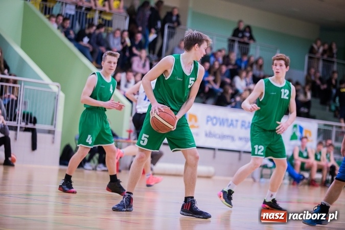 Zdjęcie w galerii na portalu naszraciborz.pl: Koszykówka chłopców szkół ponadgimnazjalnych w Arenie Rafako wiadomości z regionu