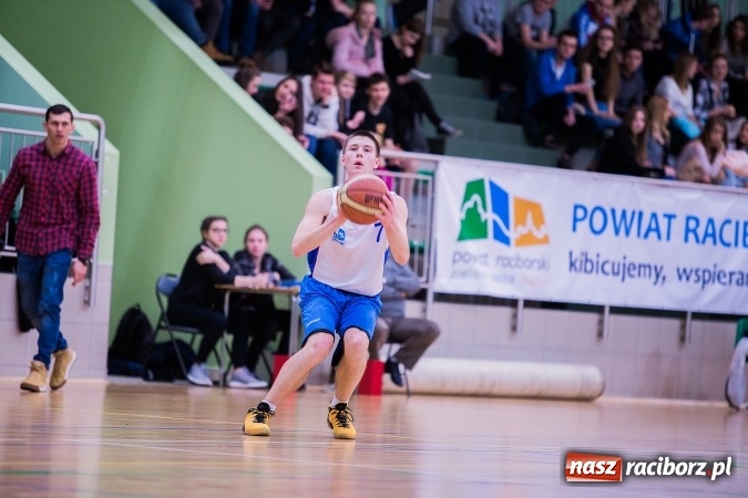 Zdjęcie w galerii na portalu naszraciborz.pl: Koszykówka chłopców szkół ponadgimnazjalnych w Arenie Rafako wiadomości z regionu