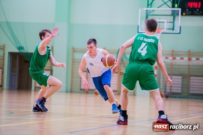Zdjęcie w galerii na portalu naszraciborz.pl: Koszykówka chłopców szkół ponadgimnazjalnych w Arenie Rafako wiadomości z regionu