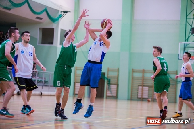 Zdjęcie w galerii na portalu naszraciborz.pl: Koszykówka chłopców szkół ponadgimnazjalnych w Arenie Rafako wiadomości z regionu