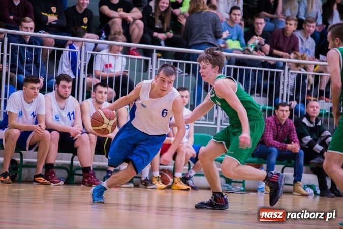 Zdjęcie w galerii na portalu naszraciborz.pl: Koszykówka chłopców szkół ponadgimnazjalnych w Arenie Rafako wiadomości z regionu