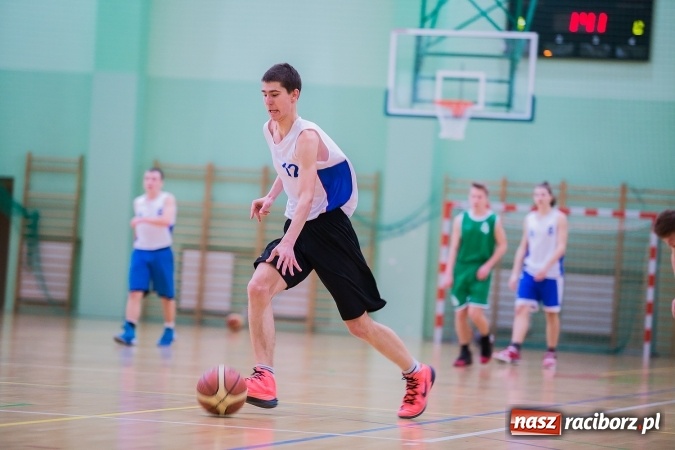 Zdjęcie w galerii na portalu naszraciborz.pl: Koszykówka chłopców szkół ponadgimnazjalnych w Arenie Rafako wiadomości z regionu