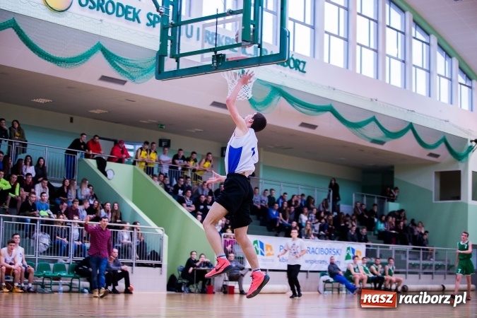 Zdjęcie w galerii na portalu naszraciborz.pl: Koszykówka chłopców szkół ponadgimnazjalnych w Arenie Rafako wiadomości z regionu