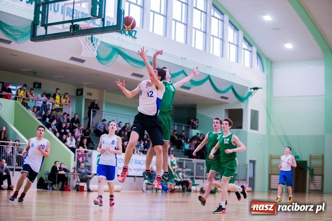 Zdjęcie w galerii na portalu naszraciborz.pl: Koszykówka chłopców szkół ponadgimnazjalnych w Arenie Rafako wiadomości z regionu