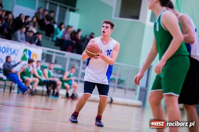 Zdjęcie w galerii na portalu naszraciborz.pl: Koszykówka chłopców szkół ponadgimnazjalnych w Arenie Rafako wiadomości z regionu