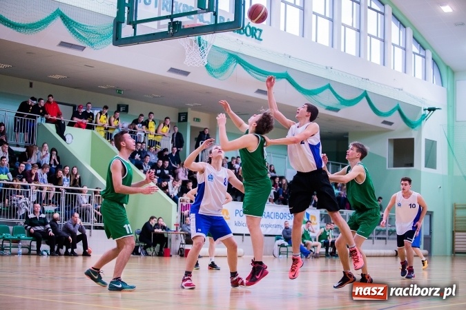 Zdjęcie w galerii na portalu naszraciborz.pl: Koszykówka chłopców szkół ponadgimnazjalnych w Arenie Rafako wiadomości z regionu